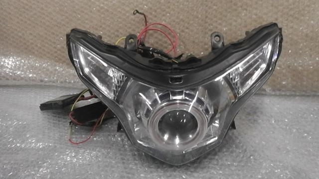 CBR250R ABS MC41 の ヘッドライト 傷 爪折れ
